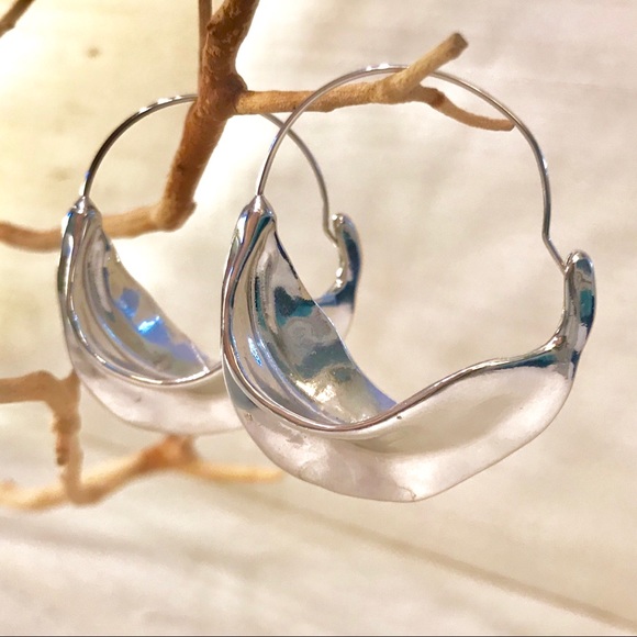 ๐Lovely Leaf Hoop Earrings๐ - Picture 2 of 5